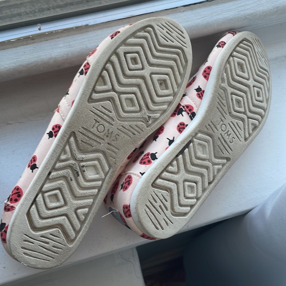 Ladybug Toms size 7 - Picture 4 of 6